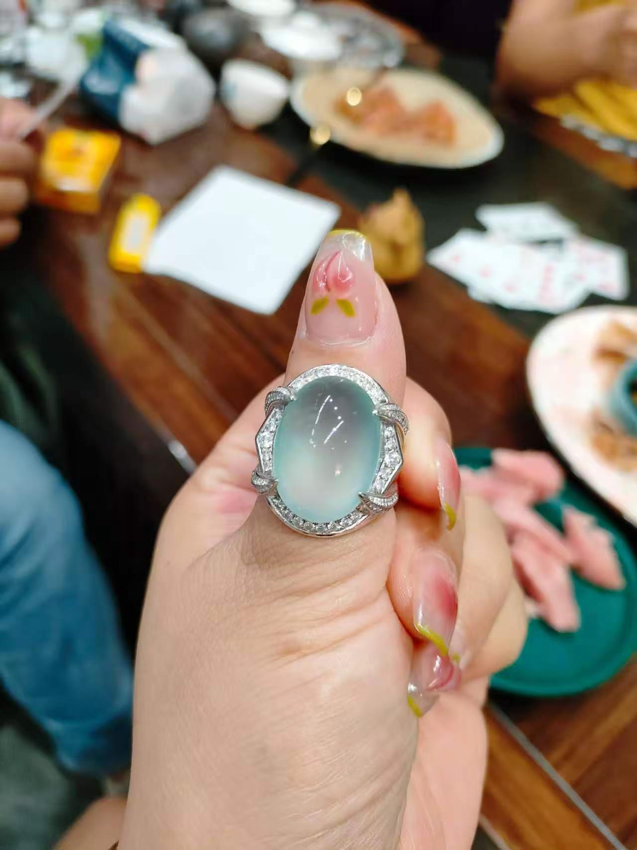 手💅丑是丑些，但是五指都在，不影响佩戴。