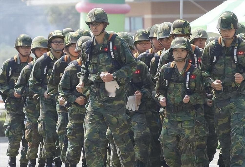 大陆还未动手，台湾的很多士兵就已经辞职了！


今年开春以来，台军内部涌动着一股