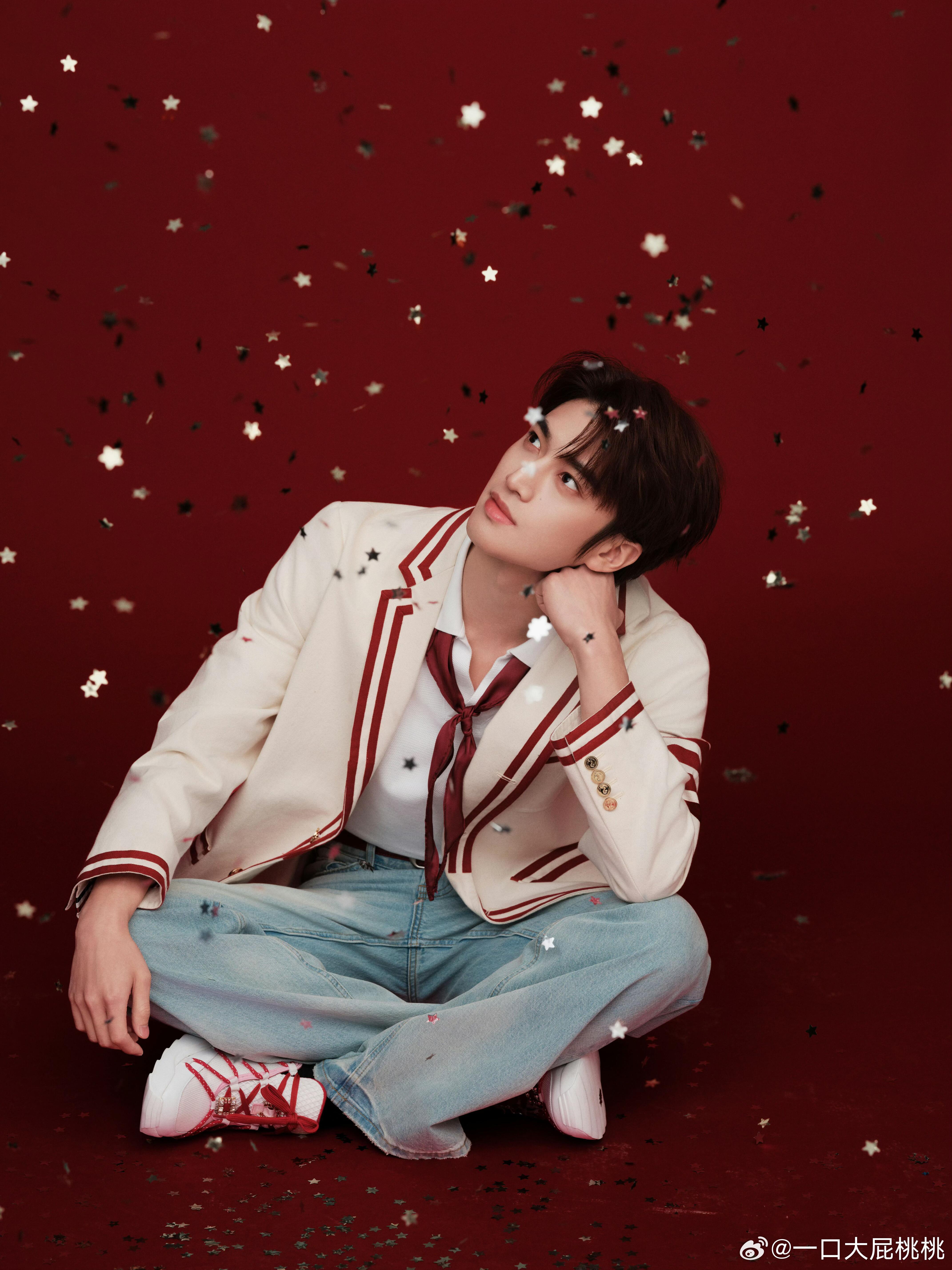 刚刚结束时装周行程的张康乐带来一组元宵节写真大片，上身Thom Browne 2