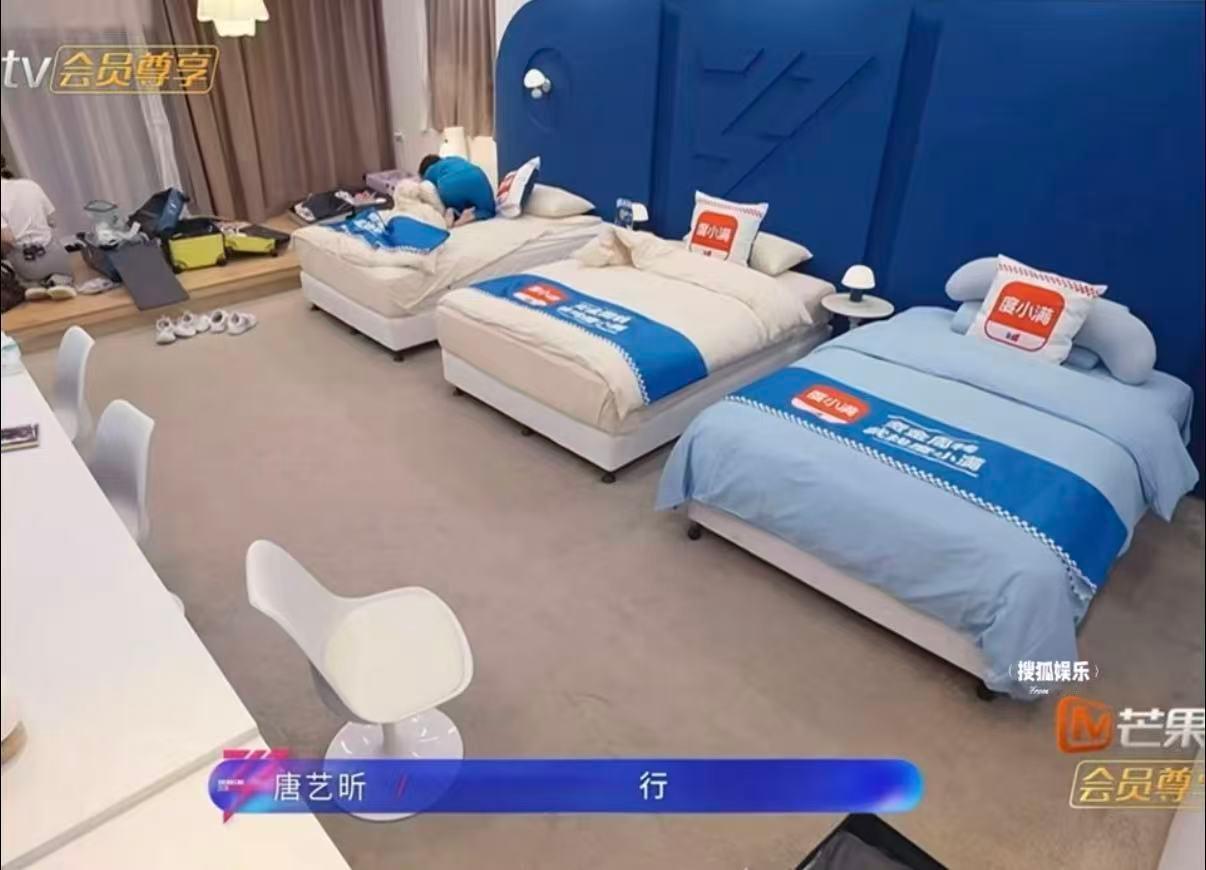 李小冉唐艺昕妈妈塑来的 谁的妈妈式关心DNA动了！李小冉递吹风机，唐艺昕催吹，王