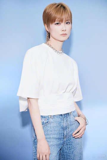 李宇春吉他弹唱李宇春这段弹吉他i到我了 被弹吉他的李宇春狠狠戳中，摇滚曲风本就是