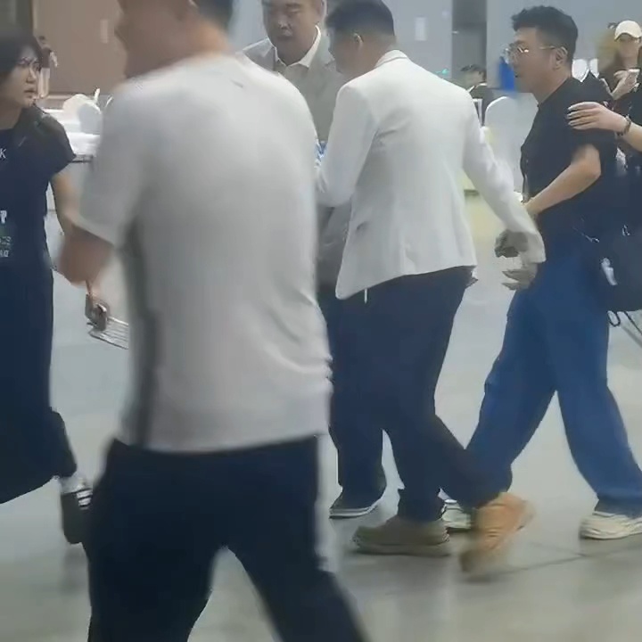陈凯歌的腿咋这样了 