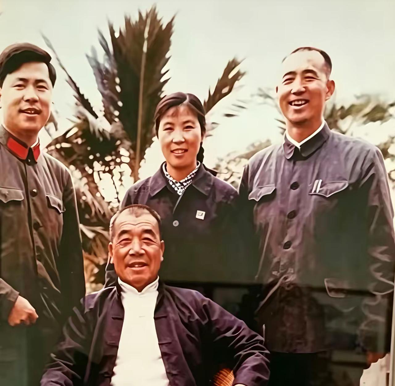 1980年9月，陈永贵和警卫员张银昌、大寨带头人郭凤莲、秘书焦焕成，在等待辞职报