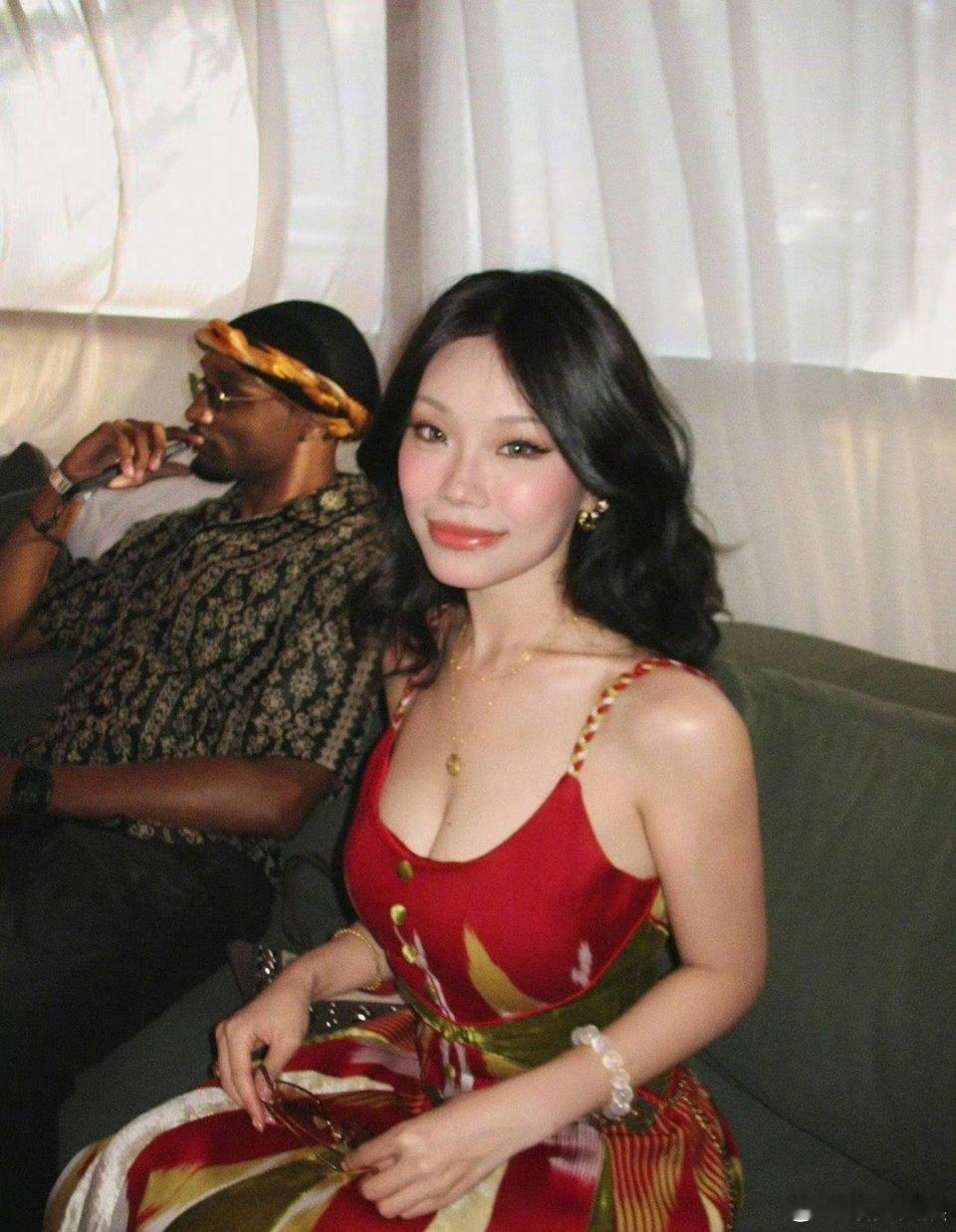 万妮达与男友合照请支持美女找男朋友自由，好吗？人家万妮达想找什么样的男朋友是人家
