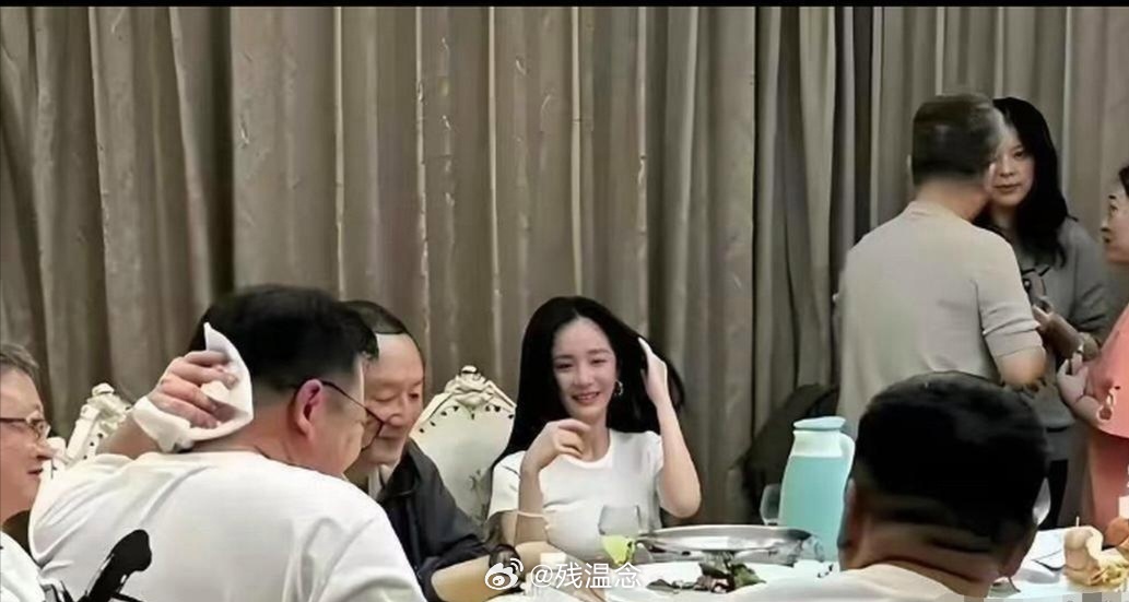 原来明星私下聚餐，都是素颜的状态啊？ 