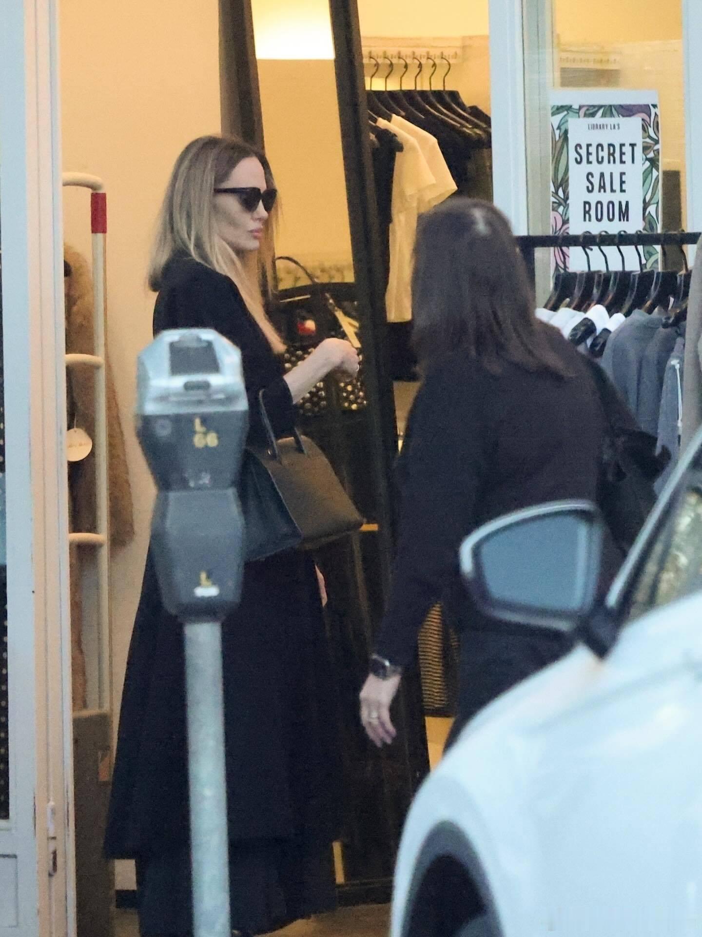 朱莉准备移居海外安吉丽娜·朱莉 今日，安吉丽娜·朱莉（Angelina Joli