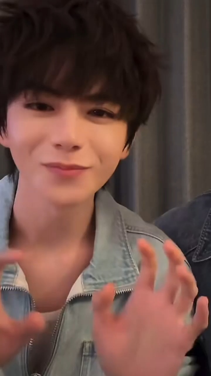 可爱的想把命都给吕思瞳 小机器人 ​​​