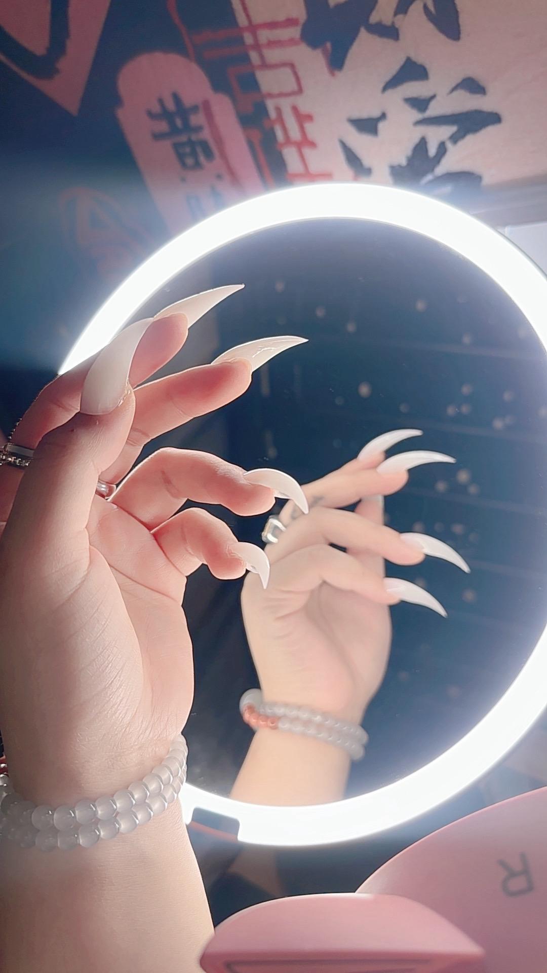 换了个指甲，身边人对我咋都这客气呢。