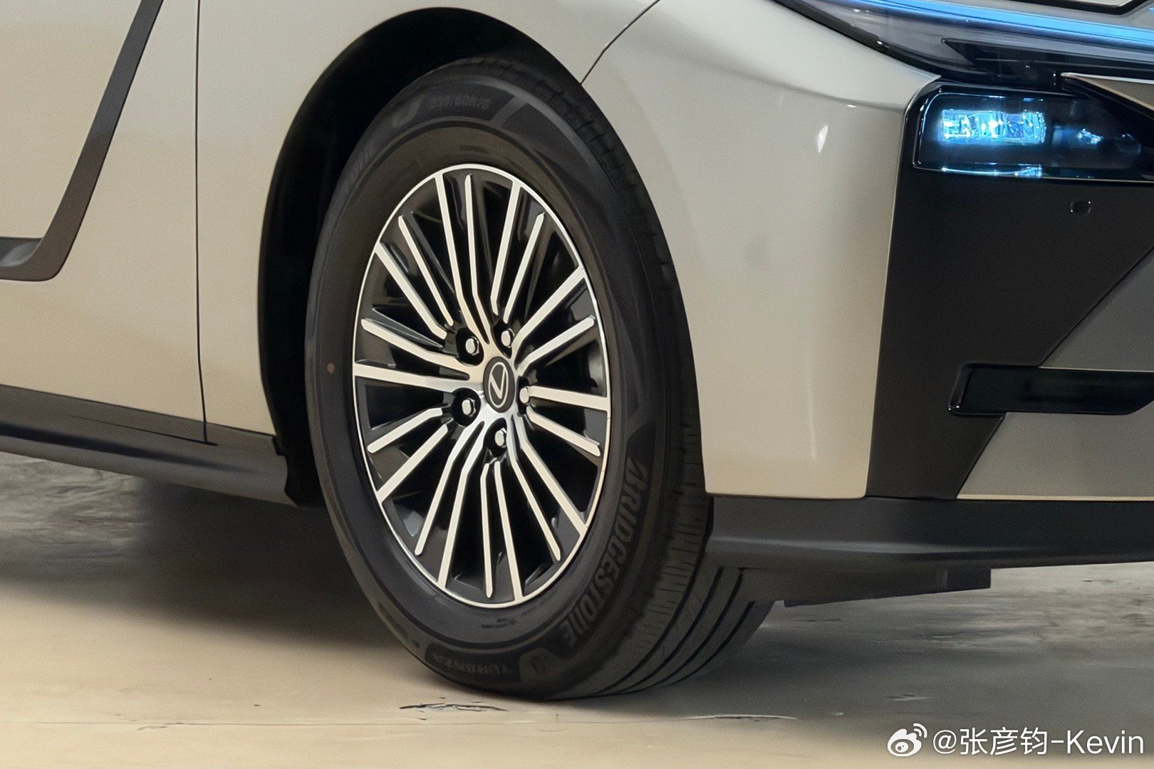 全新一代雷克萨斯ES 300h混动，标配大肥胎，用的普利司通泰然者6代，尺寸：2