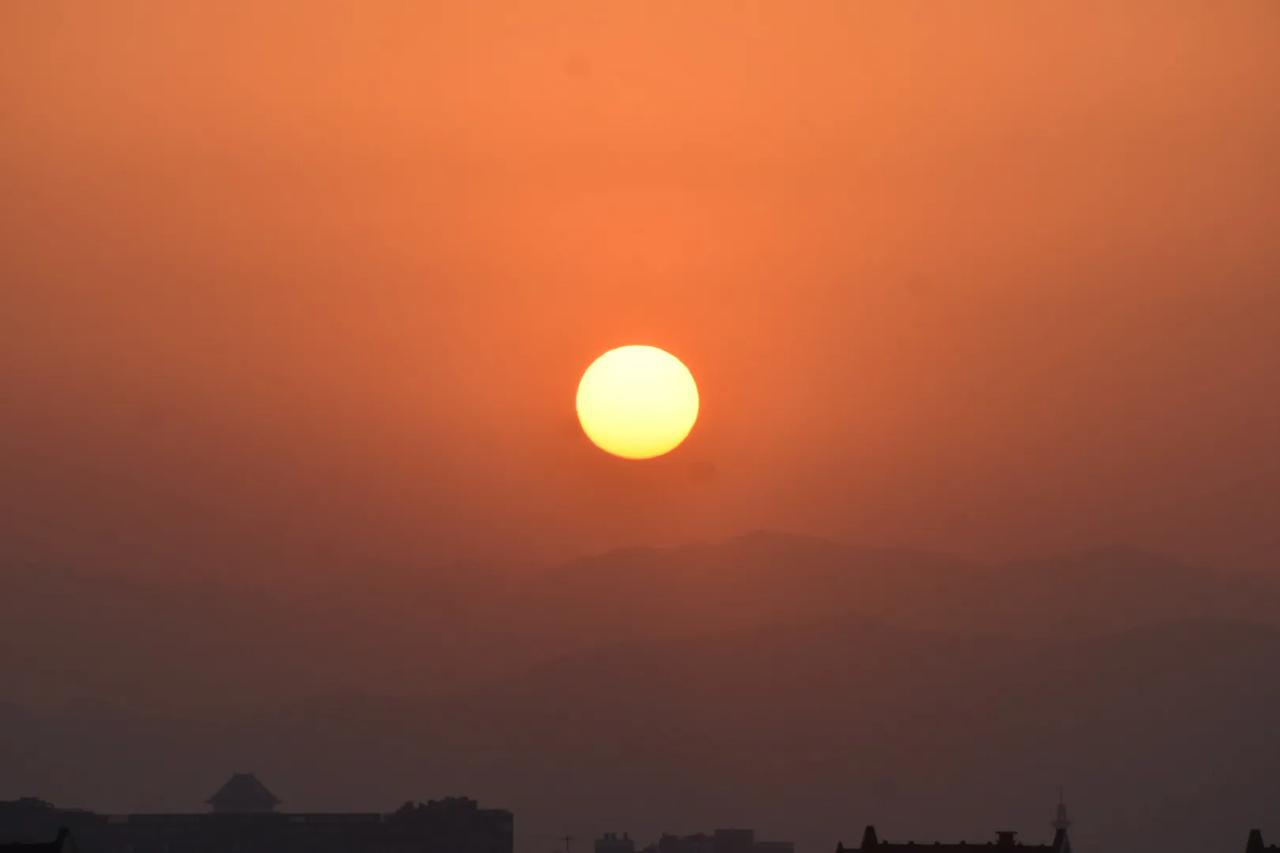 今日大北京夕阳西下，城市里除了车水马龙，除了嘈杂噪音之外，除了公园绿地之外，为数