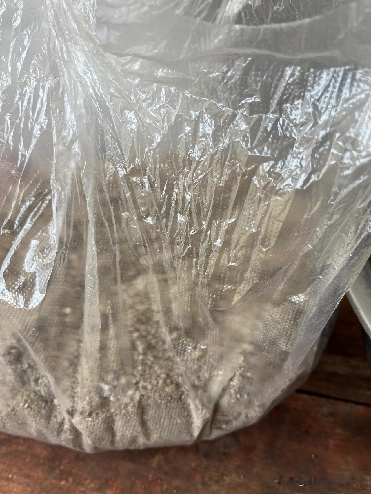 别看这一点点草木灰，
这可比网络上各种网络平台卖的各种添加剂贵多了。
这一小袋，