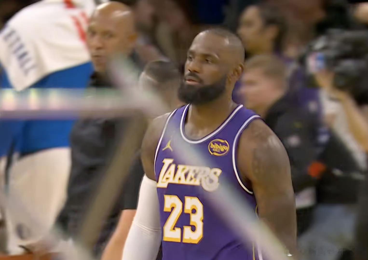 有一说一，今日弗拉格和詹姆斯根本不在一个级别！！弗拉格:本场比赛上场36分钟，投