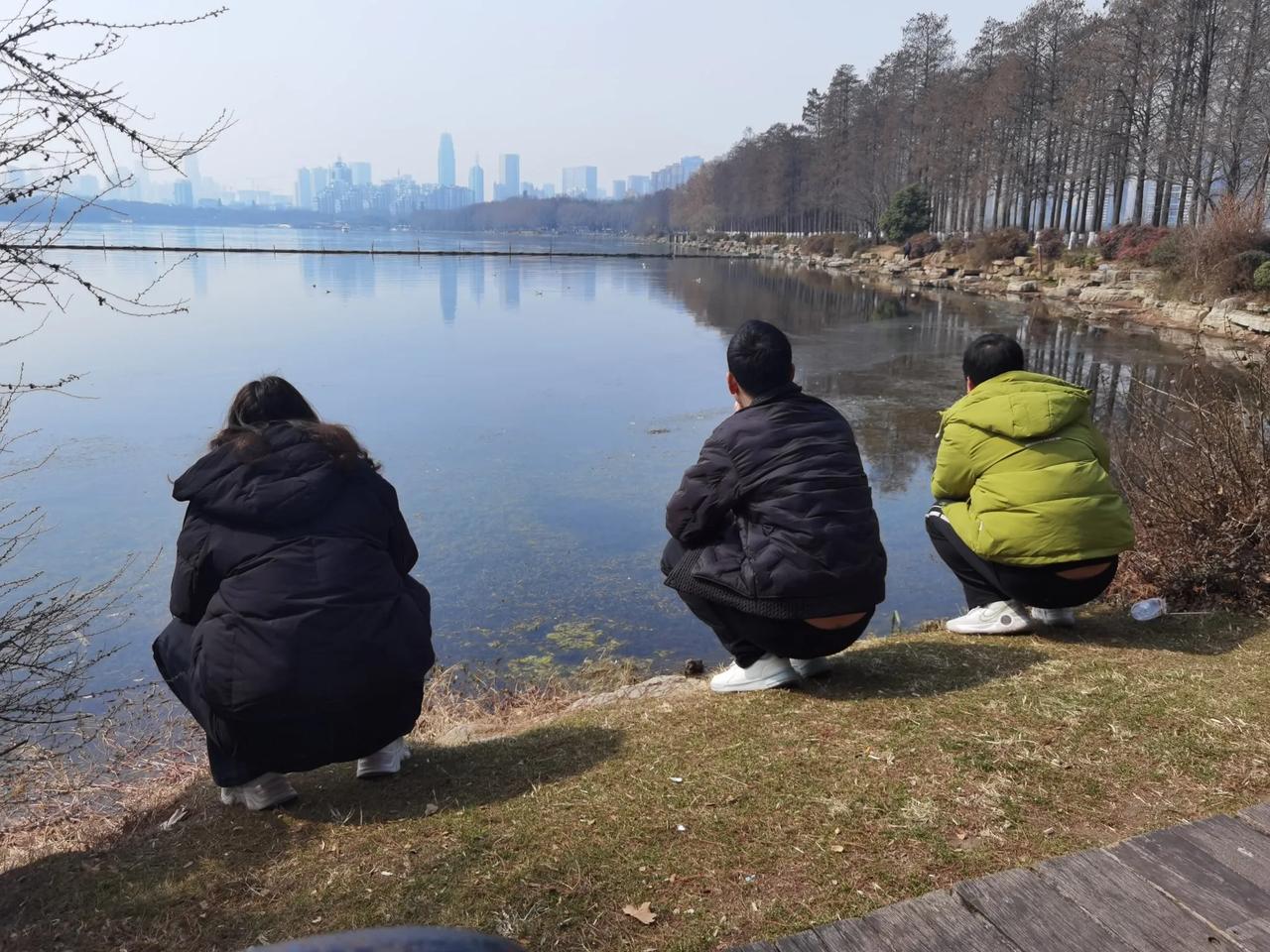 又有巨头要崛起了？

看到这几个小镇年轻人，
讨论不在大城市打工了，赚不到钱。