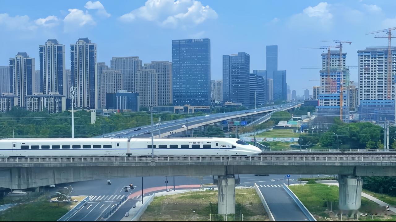 。作为国家规划的综合铁路枢纽，这里正织密“超时钟型”高铁网，衔接沿江、京港等主干