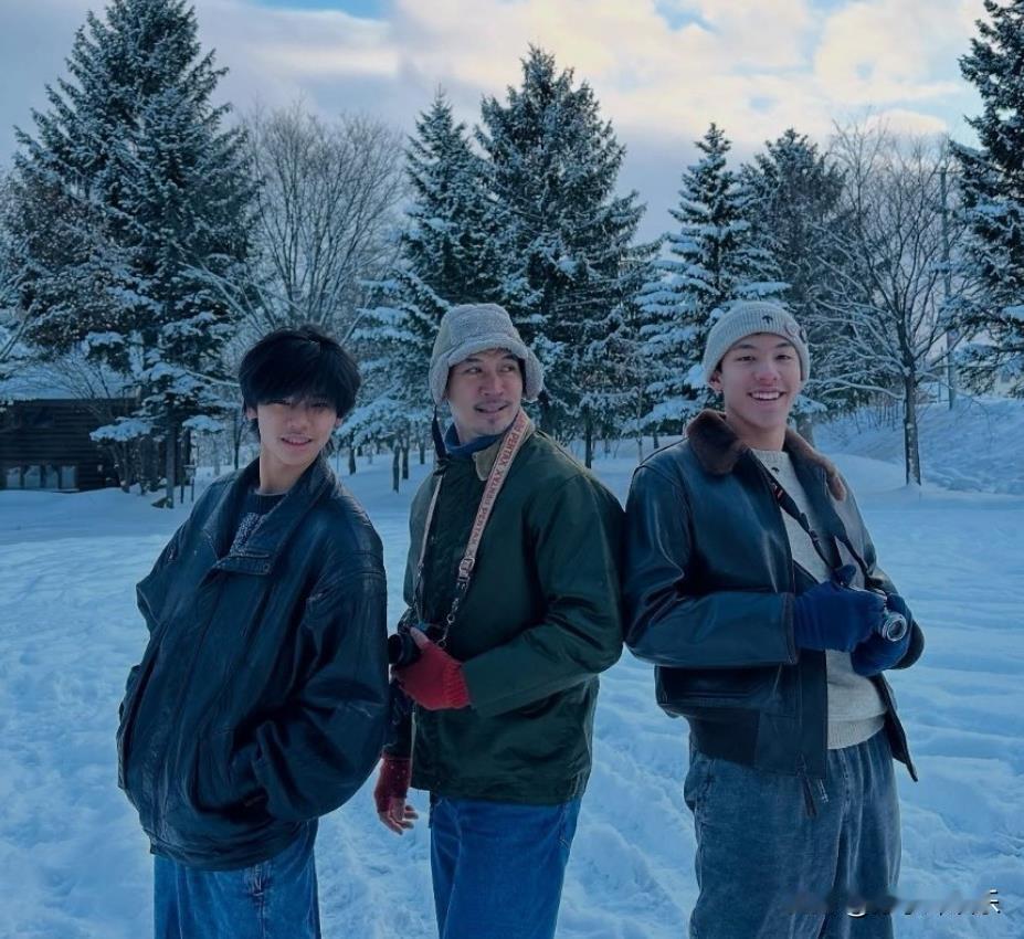 泰剧男神Ken一家四口飞北海道度假，大儿子身高都赶超爸爸了。