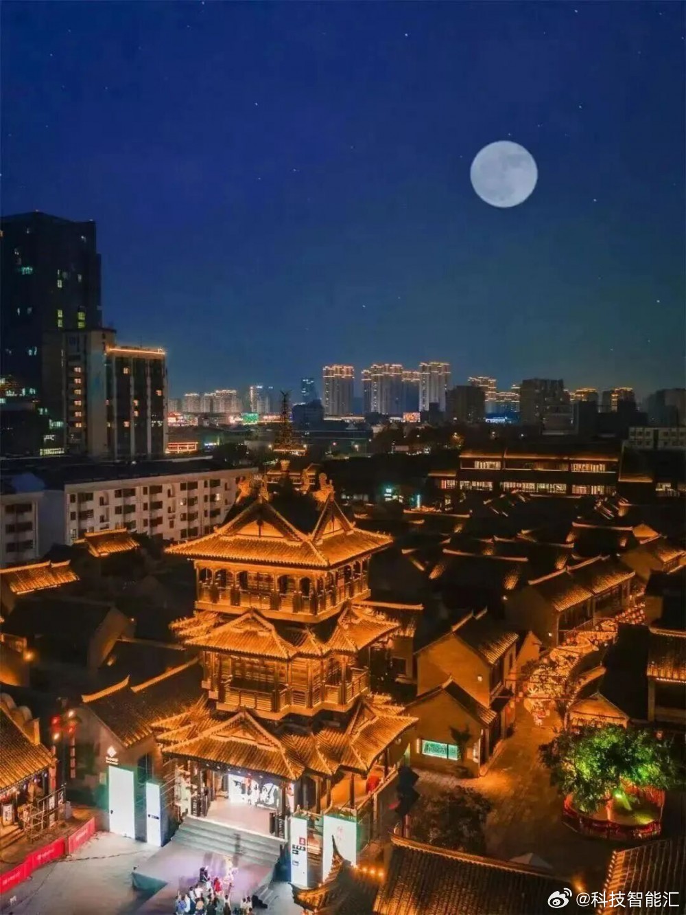 宿迁新盛街、袁家村·宿迁印象等文艺街区格调慵懒，装修别致的特色小店错落排布，适合