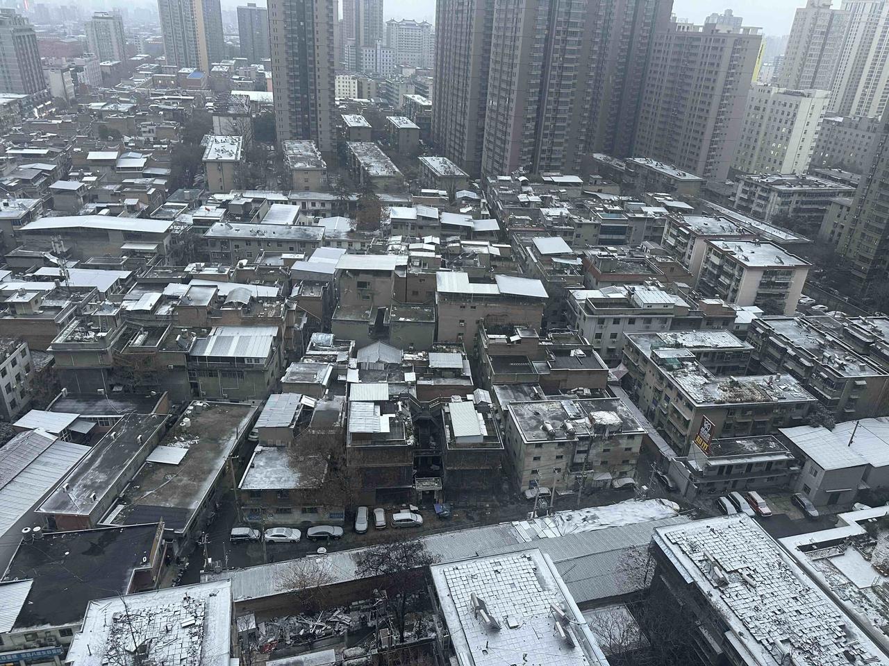 我的城市下雪了，雪不大，但也是冬天的雪，雪带来了寒冷，雪渲染了大地，雪为冬天而生