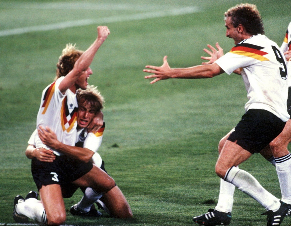 世界杯 历史上的今天：1990年7月8日，世界杯决赛在罗马奥林匹克球场打响，由上