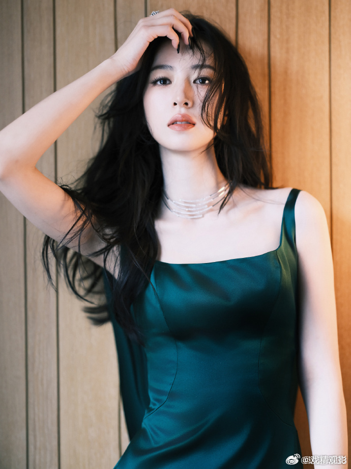 周雨彤那么冷这么美 看她在寒风中依然美得从容，高级感真的不需要刻意营造，自然流露