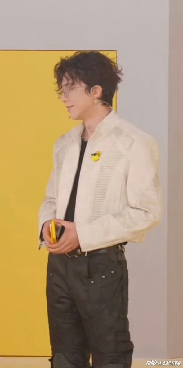 刘宇宁直播黑白撞色赛博感 造型越简单，帅得越直接。卷毛刘宇宁