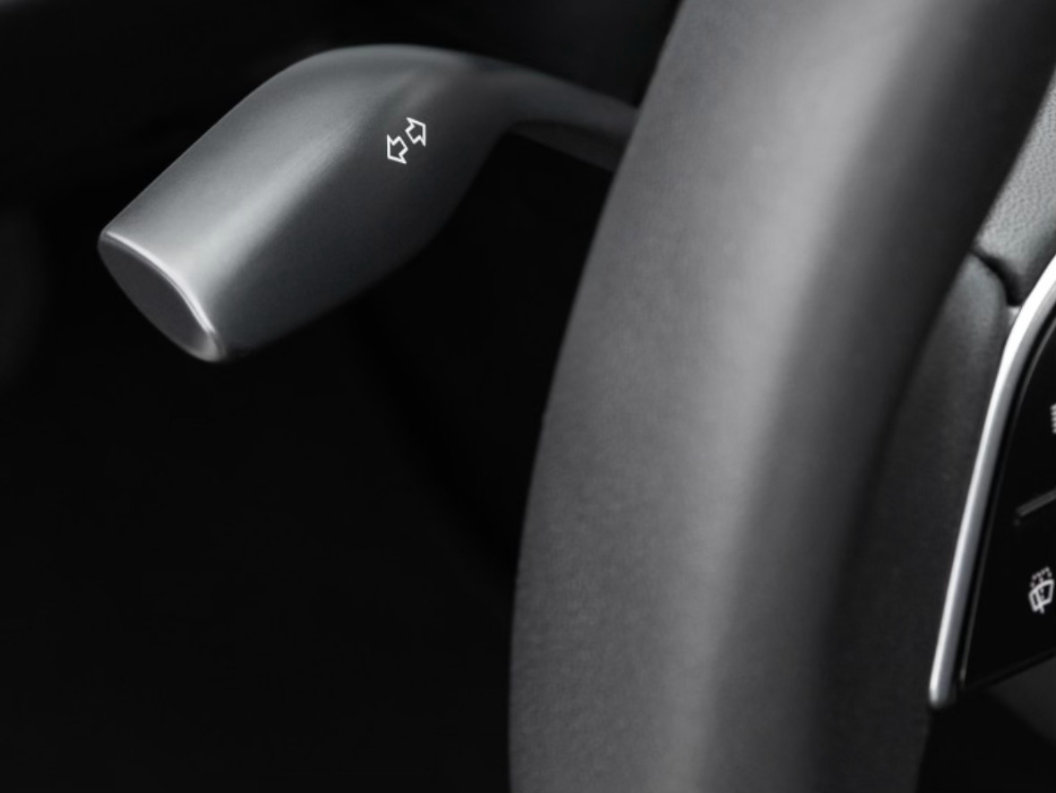 特斯拉焕新model 3从今天起所有新车都有转向灯档杆 ​​​