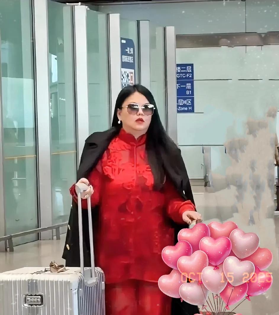 没有网友玩不了的梗，关于李湘为什么总披着外套，网友总结:
第一，披着外套显瘦！