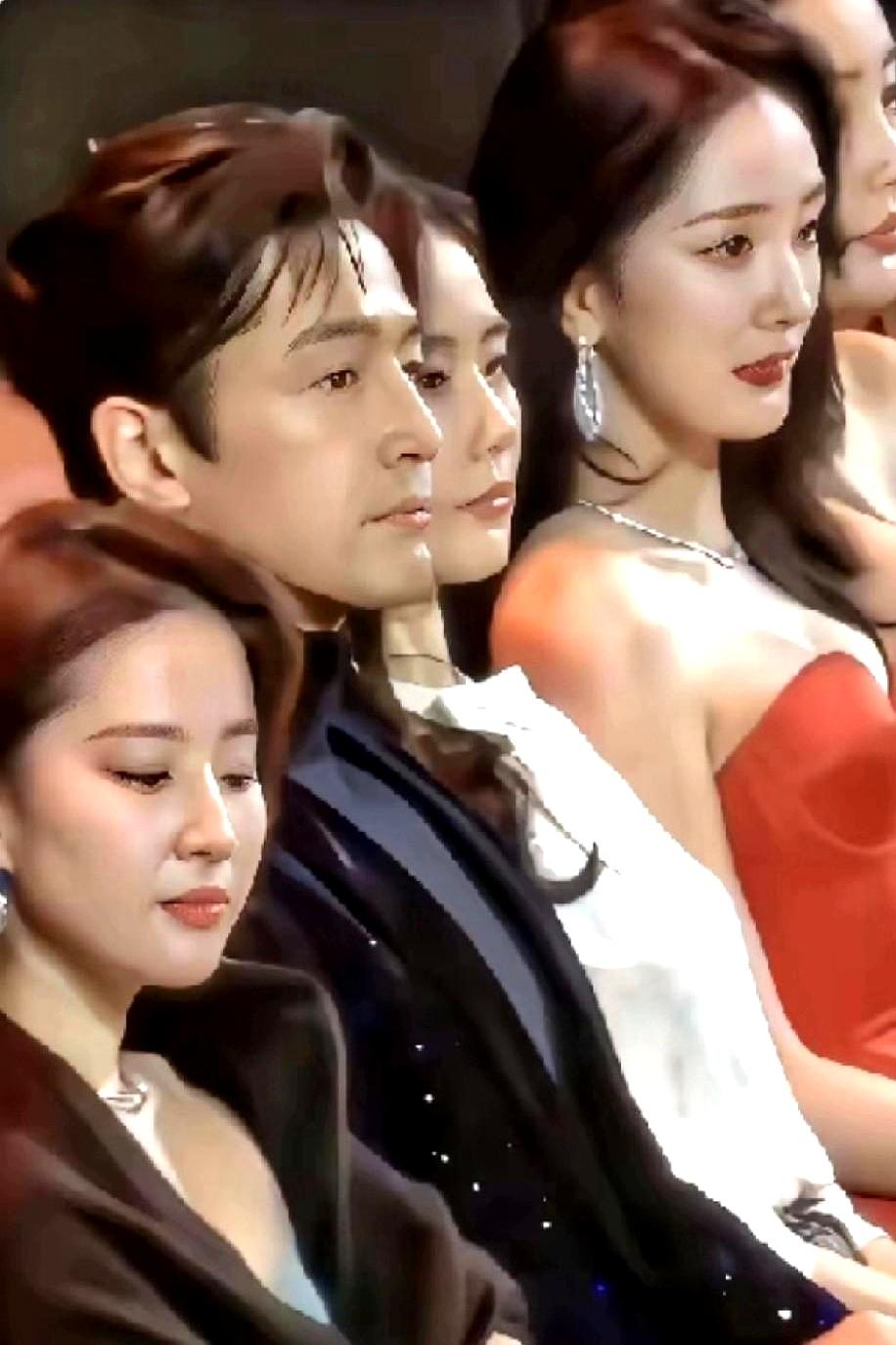 四星合影，最为吸睛，最为出众的，既不是自带高冷仙气的刘亦菲。
也不是全神贯注的