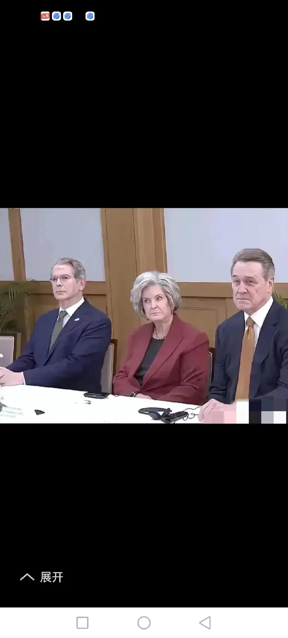 这是在韩国釜山参加中美会谈的三位美国代表。三位代表都是苦大仇深的表情，其实内心有