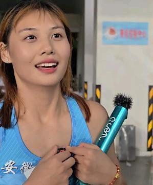 霸气女孩贺心圆，后程加速快如闪电，实力还那么地强悍，连超三人，一骑绝尘，勇夺冠军