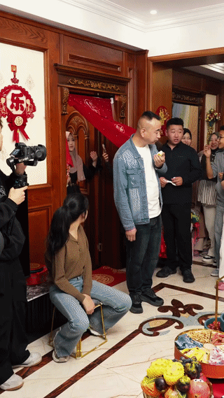 这场婚礼看得有点懵？
这到底是汉族婚礼？还是回族婚礼？
新娘子头上盖着大红盖头，