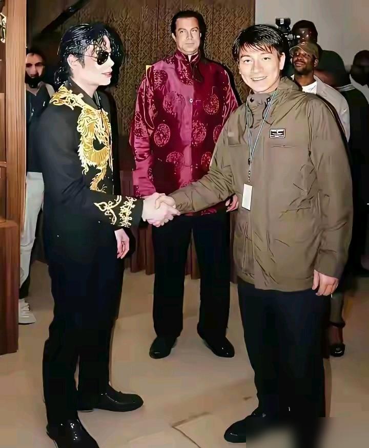 别再吹刘德华和杰克逊惺惺相惜了。
那张世纪合影，我告诉你，藏着一个残酷的权力真