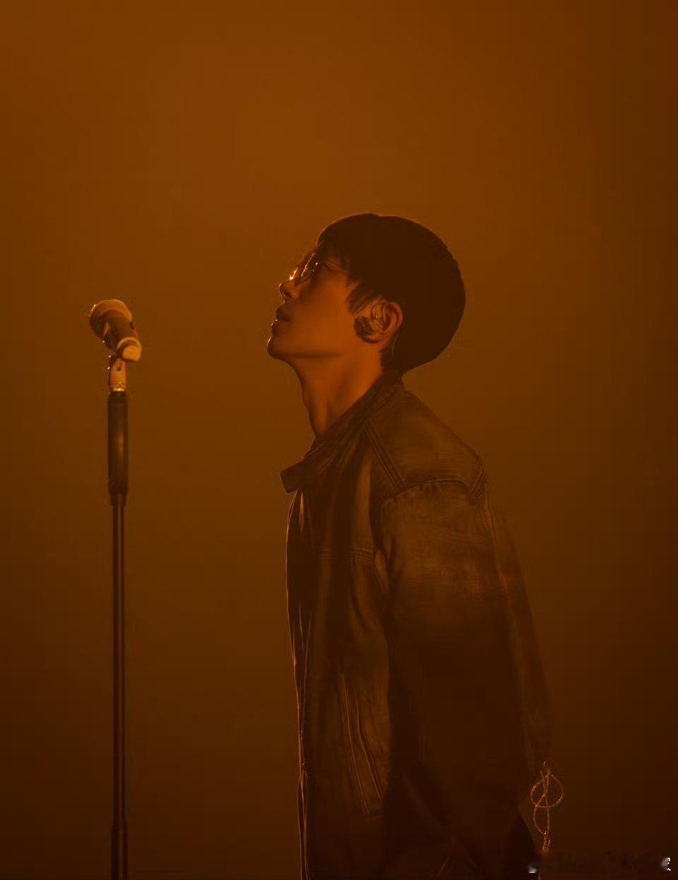 易烊千玺酒醉的探戈直拍图，已经沉醉在这舞步和歌声里了🕺🏻四字开演唱会好不好[