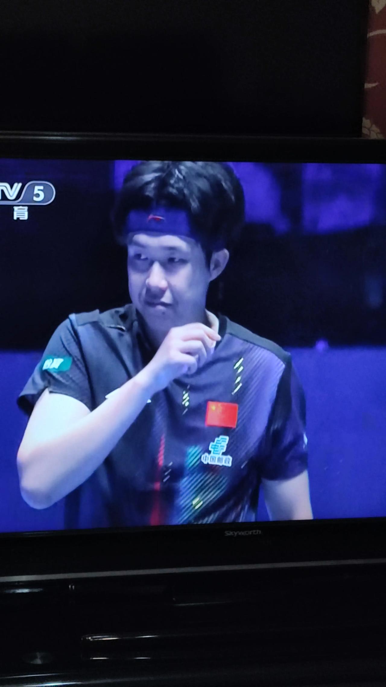 王楚钦终于夺得男子单打冠军，看得我心潮翻涌、心跳加快。我在电视机前眼睛都不敢眨一