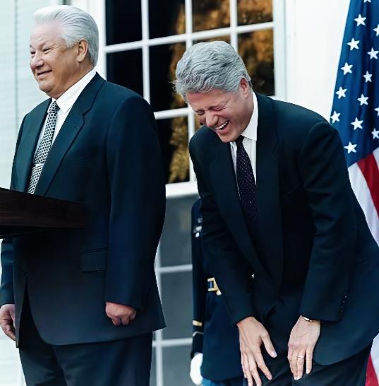 什么事情让克林顿笑弯了腰？
克林顿笑的真开心啊！
克林顿的脸都笑的通红啊！
有多