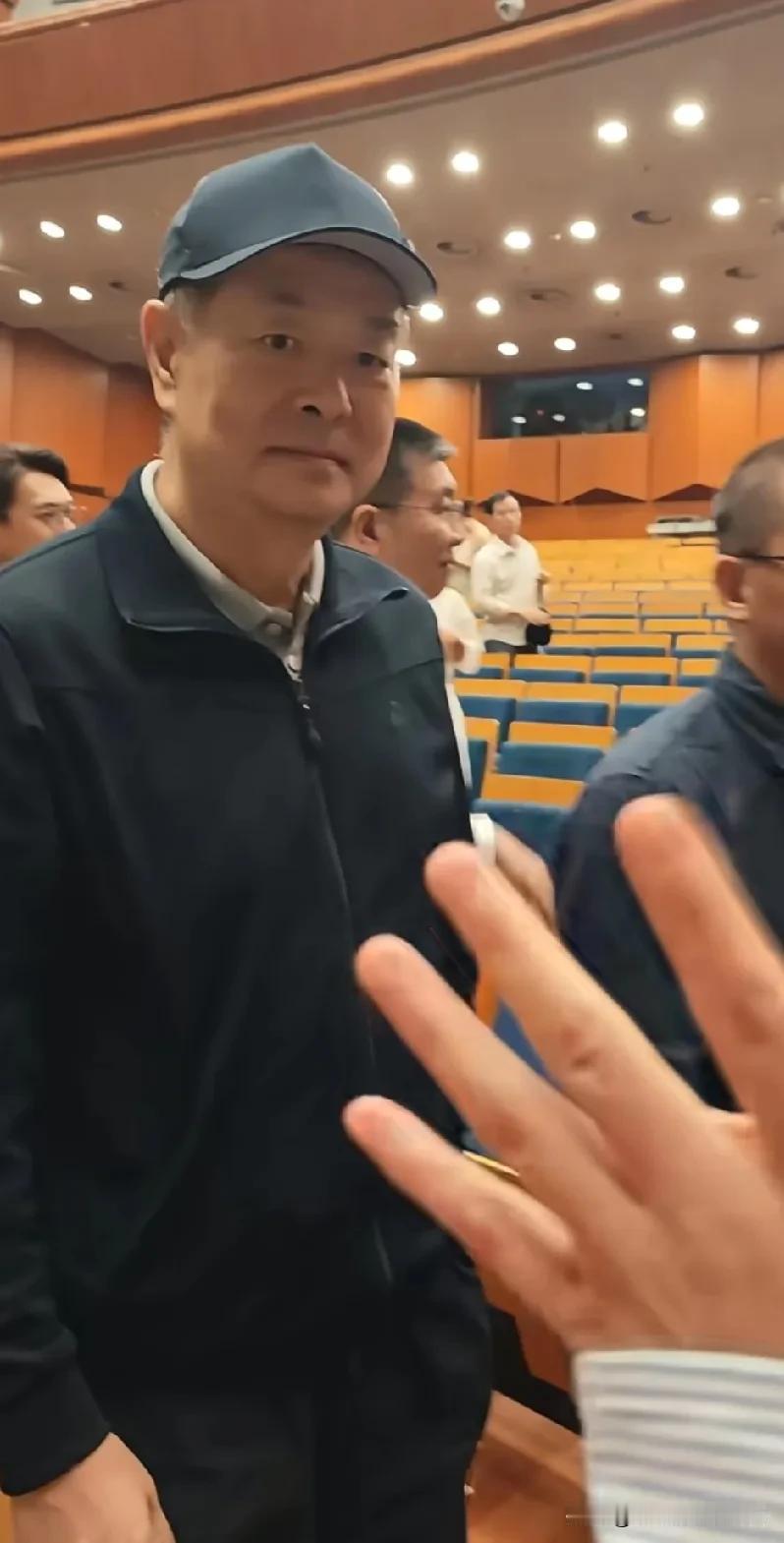 濮存昕老师，他可是我小时候的偶像呢。真没想到，他居然会和粉丝十指相扣，这实在是既