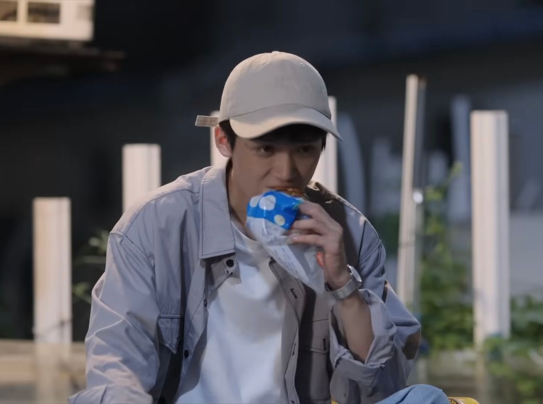 饿了就吃那个破面包，哭死我了。 ​​​