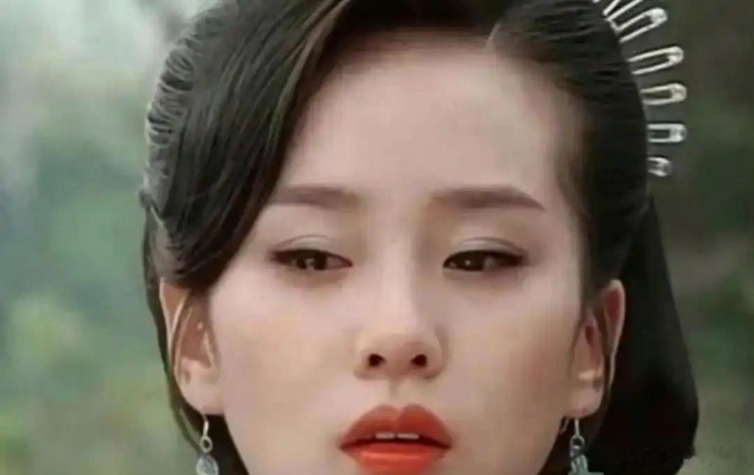 头‎上那个居‏‏然是别针‏！﻿以‎前的道具组也太会省了吧…… 