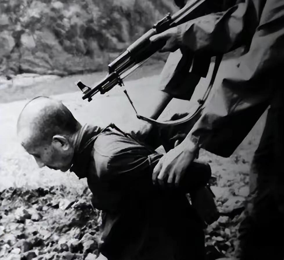 1950年，便衣公安高俊峰买烟时，发现烟铺老板坐姿端正，看报纸时，双手还举到胸口