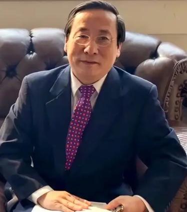关税大棒不够，又要抡起战争威胁？万斯话音未落，中国学者高志凯就在国际舞台给了他最