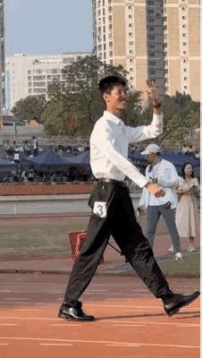 这哥们是来搞笑的吧？我觉得他以后在学校里都抬不起头
