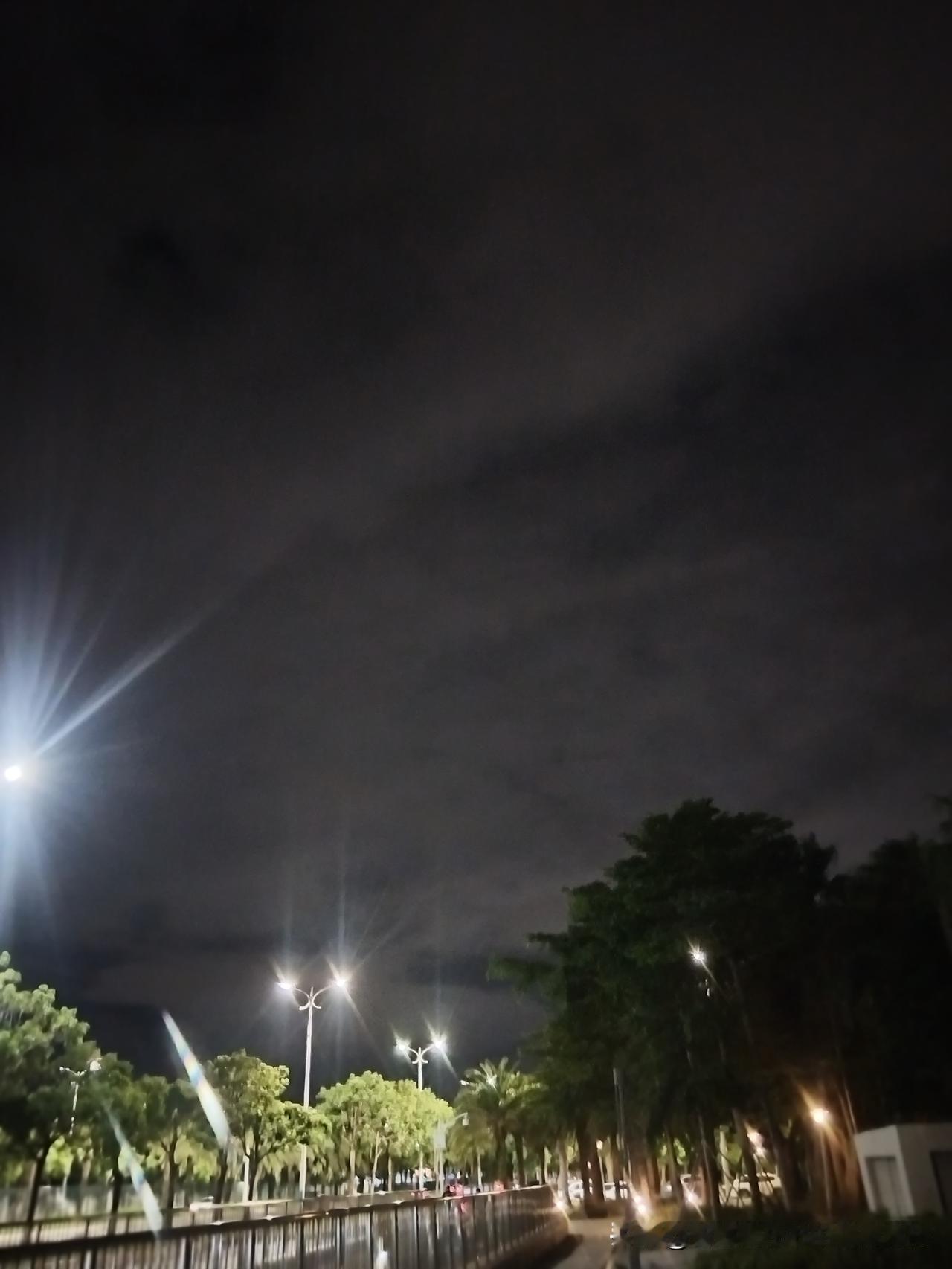 晚上好，朋友们。

此刻的你，是不是正捧着手机，屏幕的光映在脸上，窗外的夜色浓得