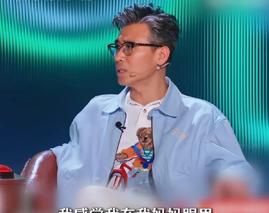 李乃文都51了，他妈张口还是那句：“钱够不够花？”五十多岁的老戏骨，出门拍戏上综