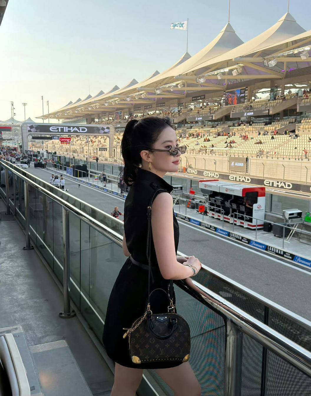 刘亦菲阿布扎比F1大赛活动出图，美的让人惊讶！ 