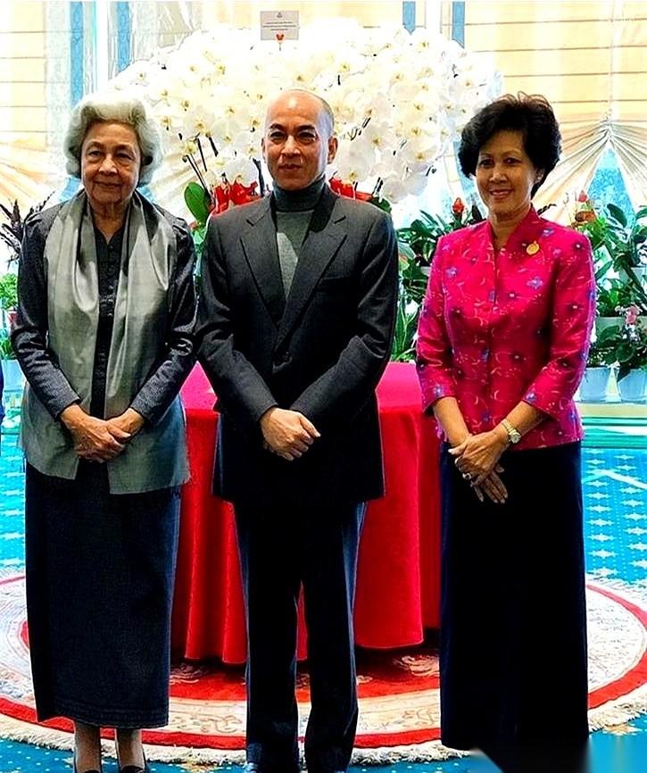 柬埔寨王室有对兄妹，哥哥是国王西哈莫尼，妹妹是阿伦公主。
五十多岁时，两人站在一