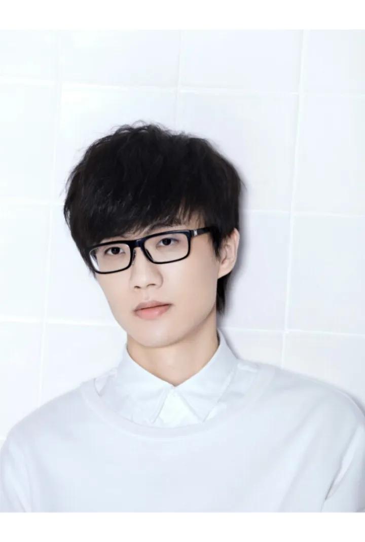 许嵩：低调背后的音乐巨擘与人脉网络

许嵩，一个在音乐世界中默默耕耘的艺术家，他