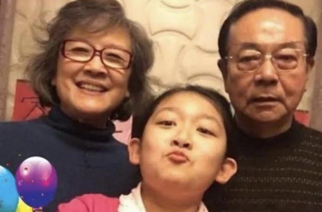 61岁的宋春丽和丈夫坚持丁克三十几年，直到2012年一天，好友邓婕到宋春丽家中做