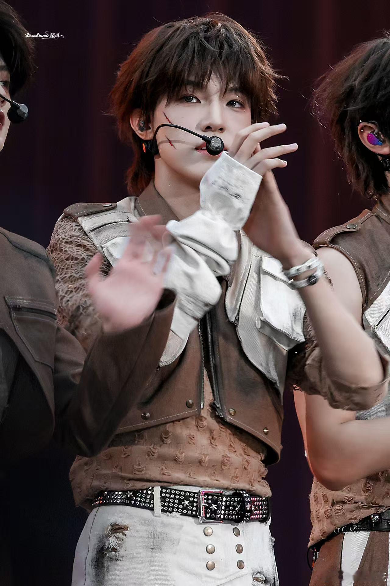 张泽禹玫瑰王子look 谁懂啊！张泽禹玫瑰王子造型一出来，直接戳中我的心巴 