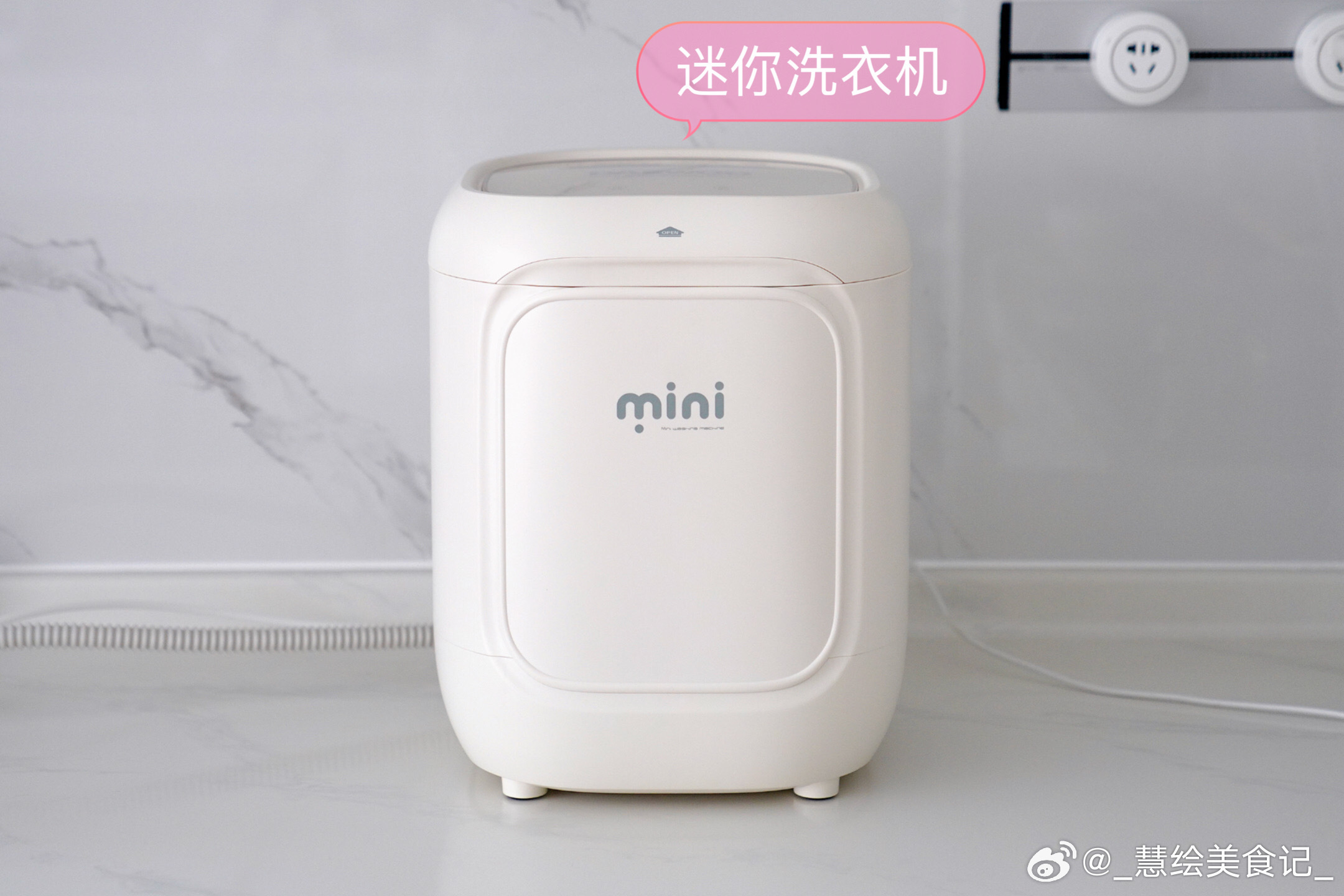 新玩具~洗烘一体的小洗衣机， 不仅能洗干净，还带烘干~洗完拿出来暖烘烘的，真不错