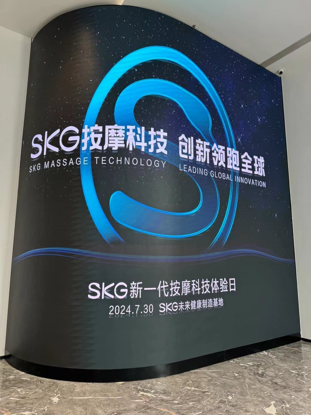 今天来顺德参观SKG工厂，分享会上面对面见到了马斯克他妈——​梅耶马斯克，76岁