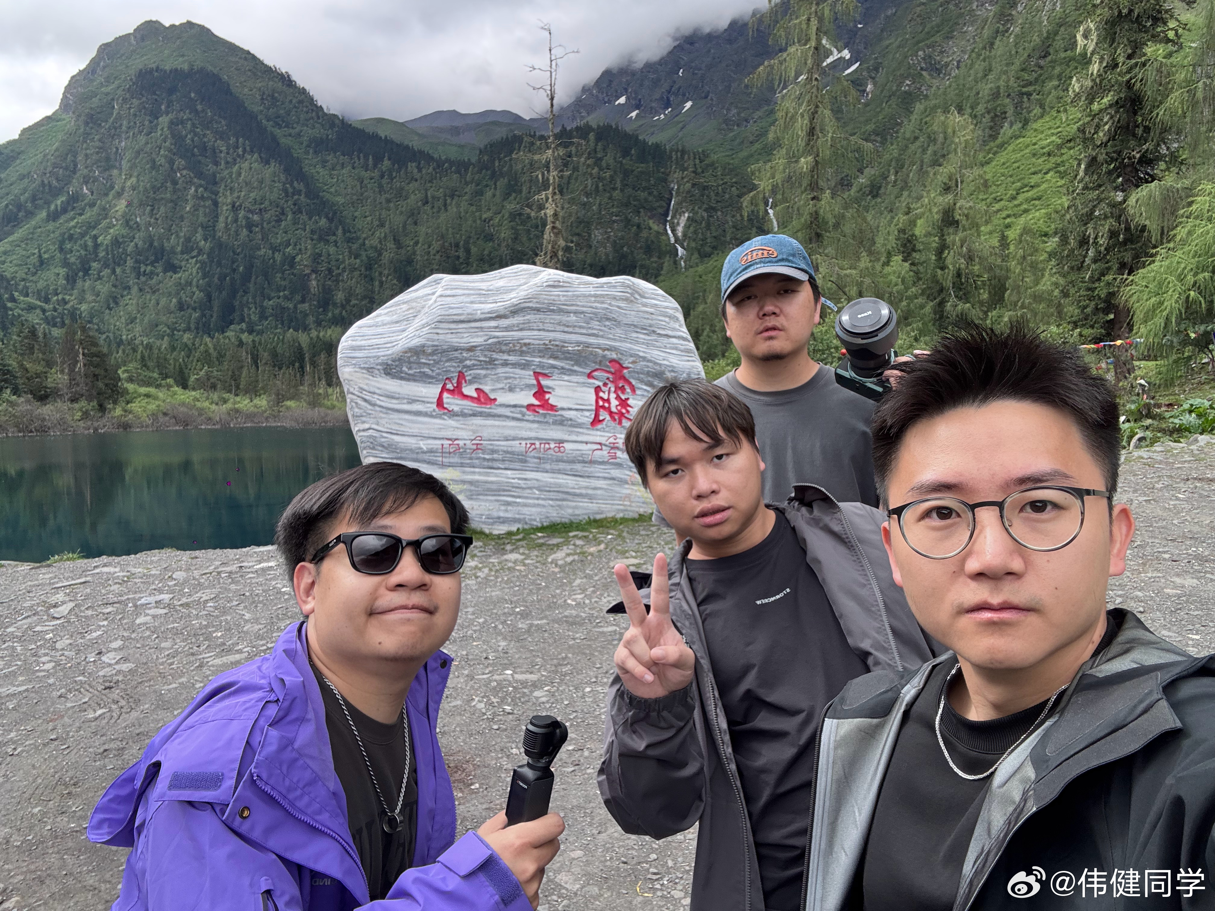 川西第一天，今天开了三个小时搓板路去了霸王山。果然啊！享受美景还是得要代驾的